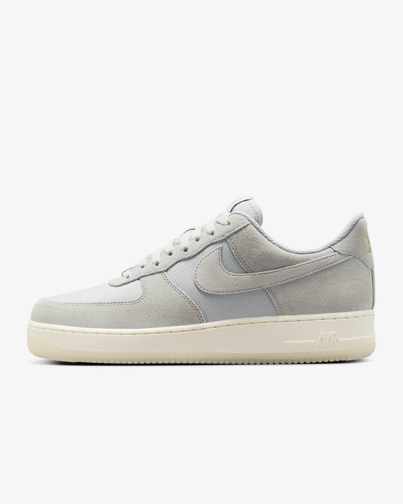 Nike Air Force 1 07 LV8 Helles Rauchgrau/Metallic Gold/Blasses Elfenbein/Helles Rauchgrau