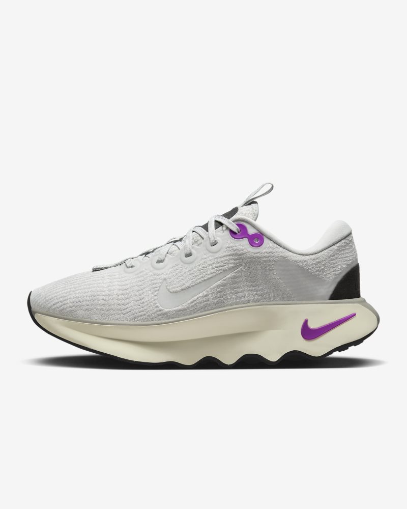 Nike Motiva Photon Dust/Hyper Violet/Kokosnussmilch/Photon Dust