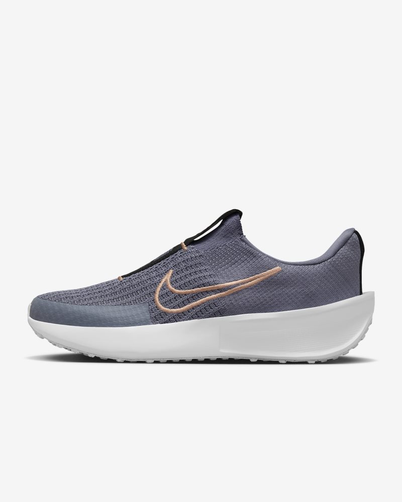 Nike Interact Run EasyOn Helles Carbon/Weiß/Helles Carbon/Metallic Red Bronze