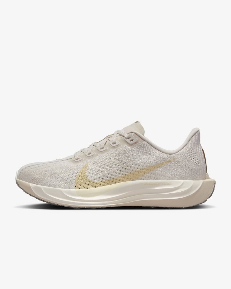 Nike Pegasus Plus Helles Erzholzbraun/Segel/Gummi Hellbraun/Kokosmilch